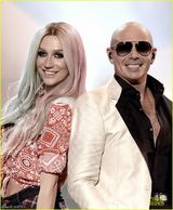 组图：钱婆Ke$ha联手Pitbull 扯衫露黑色胸衣