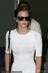 组图：艾玛沃森抵达戛纳 短裙清纯墨镜摆酷
