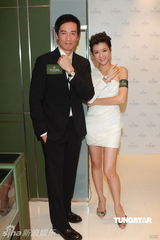 组图：陈豪携女友助阵商业活动 羞涩不敢牵女方手