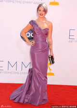 组图：艾美奖红毯 凯莉-奥斯本抚胸献飞吻