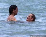 组图：球星法尔考海中爱抚娇妻 舔肚脐极度高调