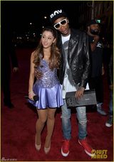 组图：格兰德紫色短裙登台演出 显青春气息