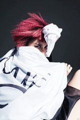 组图：谭维维时尚大片曝光 薄纱罩衣黑bra隐现