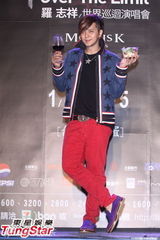 组图：罗志祥狂练“铁链舞” 为演唱会只吃营养餐