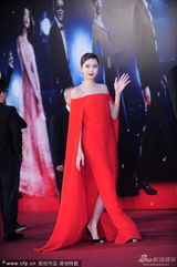 组图：最美变性人poy红裙性感 笑容迷人秀裸肩