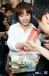 组图：《屋塔房》韩智敏出席捐款活动助阵慈善