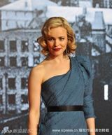 幻灯图：《福尔摩斯》柏林首映 唐尼夫妇秀恩爱