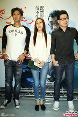 组图：李宗盛桃红衬衫开唱 称林忆莲唱得更好