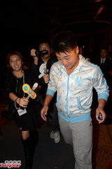 组图：霍震寰否认立十大家规 霍震霆遭记者围堵