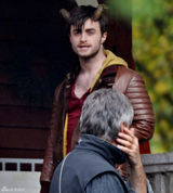 组图：丹尼尔头带犄角现身《复仇之角》片场