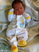 组图：连凯荣升当爸爸 妻子美国剖腹诞6斤重男婴