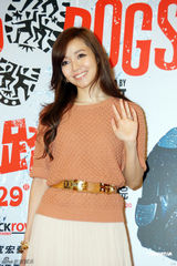 组图：侯佩岑现身台北笑容明媚长裙优雅