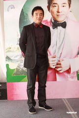 高清组图：吕方演唱会发布 获美女献吻庆生