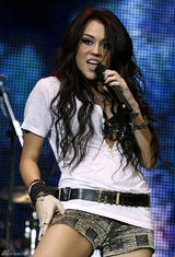 高清图：麦莉-赛勒斯伦敦演出 舞台上热力四射