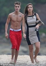 组图：比伯玩惊险悬崖跳水 飞身一跃跳入大海