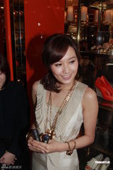 组图：汪诗诗出席新店开幕礼 力挺甄子丹认真专业