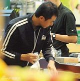 组图：林嘉欣女儿照片曝光 取名Kayla体重6.1斤