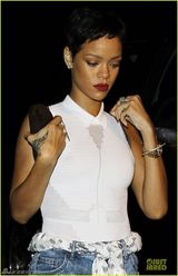 组图：蕾哈娜无袖衫配热裤娇艳现身