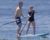 组图：50岁阿汤哥与养子划桨出海 大秀健硕肌肉