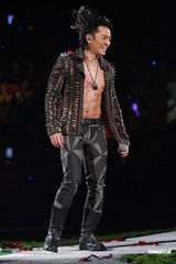 组图：郑伊健开唱遭催婚 女友蒙嘉慧到场欣赏