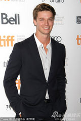 组图：莉莉亮相《作家们》首映 施瓦辛格儿子帅气