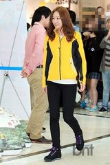 组图：孔孝真休闲装出席品牌活动 笑容明朗