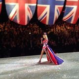 组图:维密年度大秀开幕泰勒献唱 众超模T台斗艳