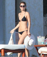 组图：玛丽亚-曼努诺三点式涂防晒霜 性感撩人