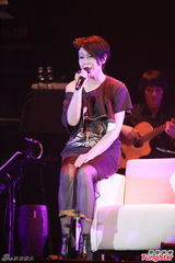 组图：刘若英分享爱情体会 自曝恋爱失败多次