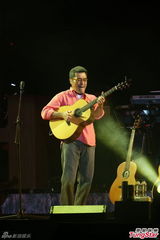 组图：李宗盛桃红衬衫开唱 称林忆莲唱得更好