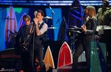高清组图：亚当莱文携Maroon5登台致敬Beach Boys