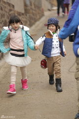 组图：慈祥的爸爸田亮带孩子状况百出嗓子冒烟