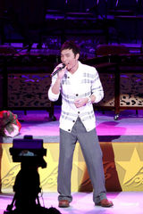 幻灯图：许志安同韩红红馆献唱 强调两人是兄妹