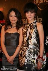 幻灯图：刘孜盛装亮相美妆大典 建筑风格造型抢镜 