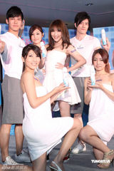 幻灯图集：萧亚轩性感抹胸洋装代言 否认变宗教信仰