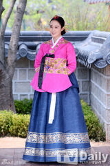 组图：金泰熙改妖妇形象展优雅 与刘亚仁秀恩爱