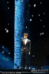 组图：李克勤百花奖献声演唱三首经典金曲