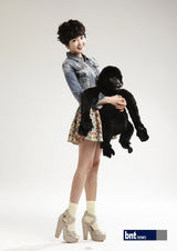 组图：李诗英曝时尚写真 抱玩偶吃蛋糕显俏皮可爱