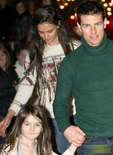 组图：汤姆-克鲁斯带妻女滑冰小苏瑞穿着单薄