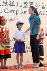 幻灯图：章子怡投身公益事业 与艾滋病童亲密不设防