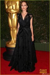 组图:朱莉亮相奥斯卡学院奖 皮特短发携子助阵