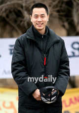 幻灯图集：神话成员Andy入伍 剃发微笑告别歌迷