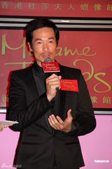 组图：陈豪为明星蜡像揭幕 对林峰艳照发表看法