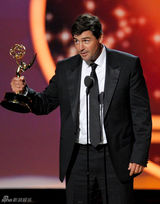 组图：艾美奖现场 凯尔-钱德勒获剧情类男主角奖