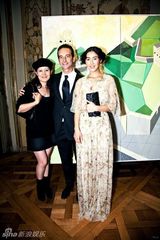 组图：陈燃新装点亮巴黎夜 复古造型华美现身