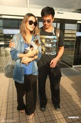 组图：谢霆锋全家旅游回港 谢贤笑对恶疾传闻