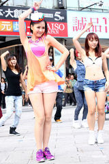 组图：安心亚热舞出席活动 生日未获阿Ken礼物