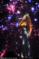 组图：莎拉布莱曼广州开唱 光影打造浩瀚宇宙