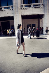 组图：阿筎那亮相纽约时装周 包臀短裙性感