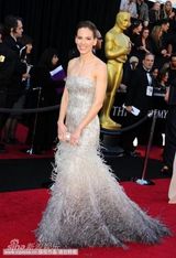 组图：希拉里-斯万克红毯秀 银色毛裙现窈窕身姿